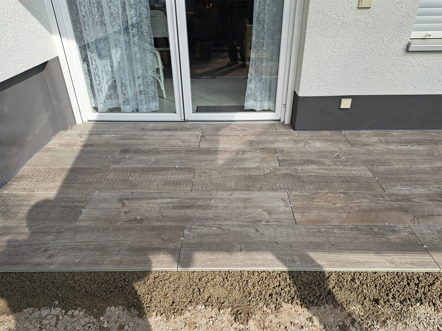 Terrassengestaltung. Terrasse neu gestalten mit Keramikplatten verlegt